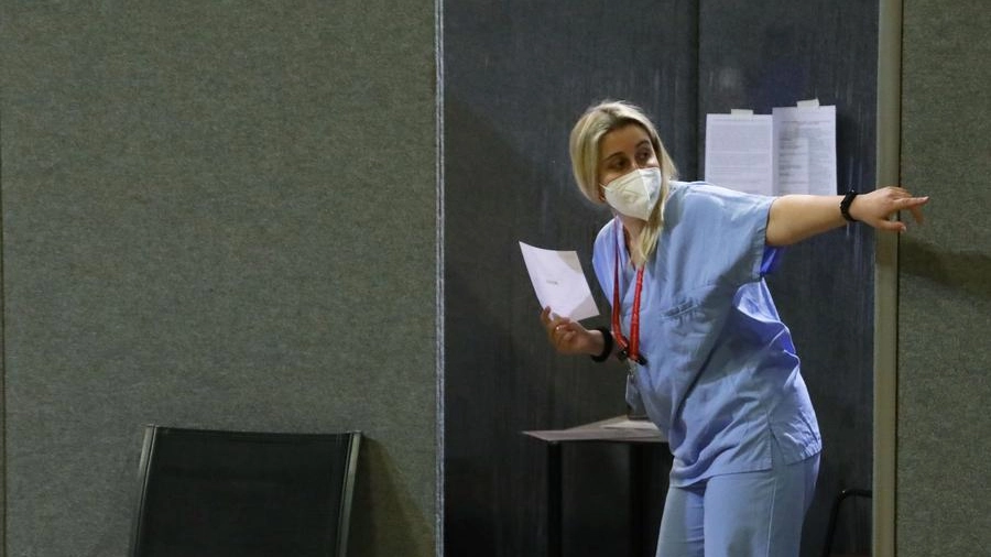 Un'infermiera al centro vaccinazioni del Mandela (New Press Photo)