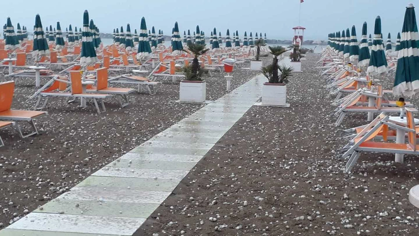 Rimini, la spiaggia di Torre Pedrera 'imbiancata' dalla grandine