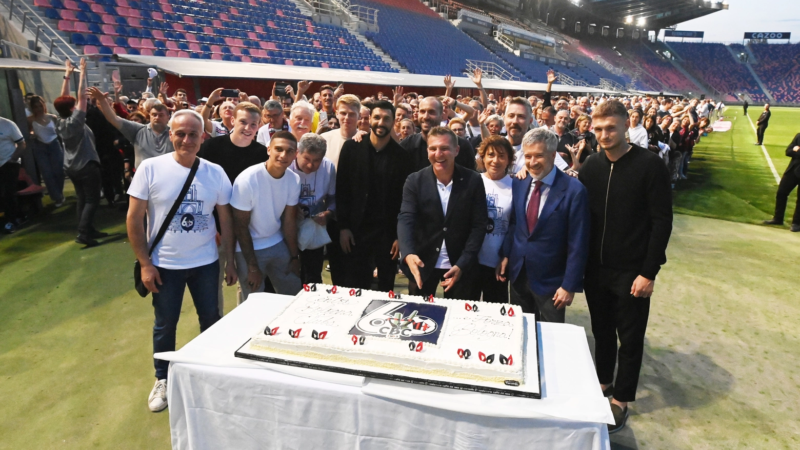 I giocatori del Bologna con Saputo per la festa del club (fotoSchicchi)