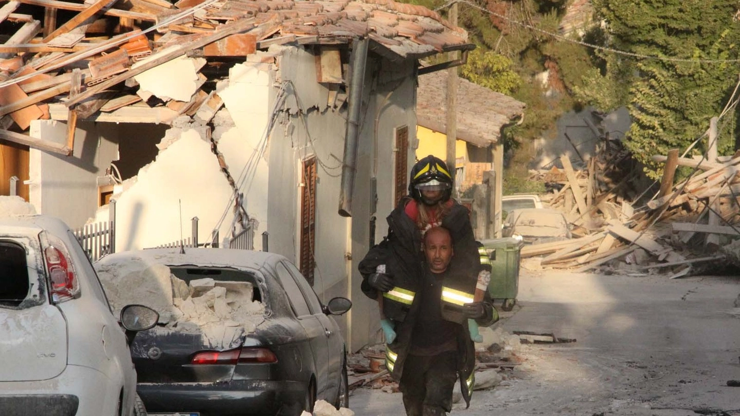 Terremoto, un vigili del fuoco trae in salvo un bimbo a Pescara del Tronto (La Bolognese)