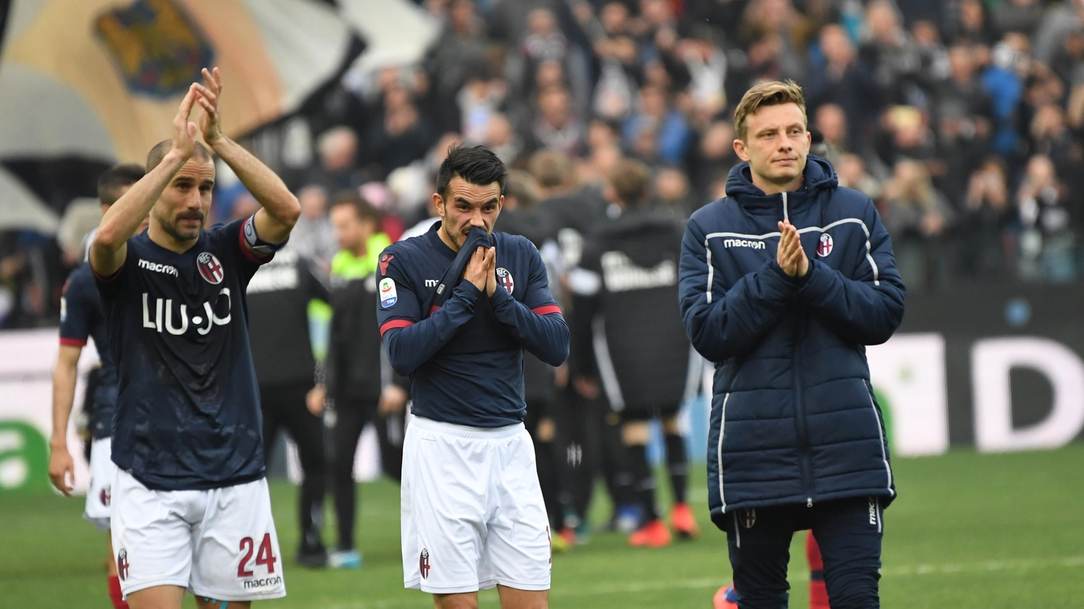 I giocatori ringraziano i tanti tifosi in trasferta a Udine (foto Schicchi)