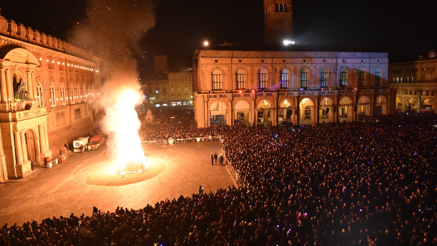 Piazza Maggiore, il Vecchione bruciato al Capodanno 2016 (Fotoschicchi)