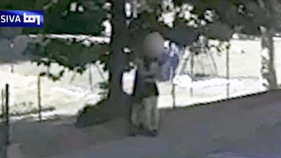 Un frame del video ripreso da una telecamera che ritrae l’ultimo abbraccio 