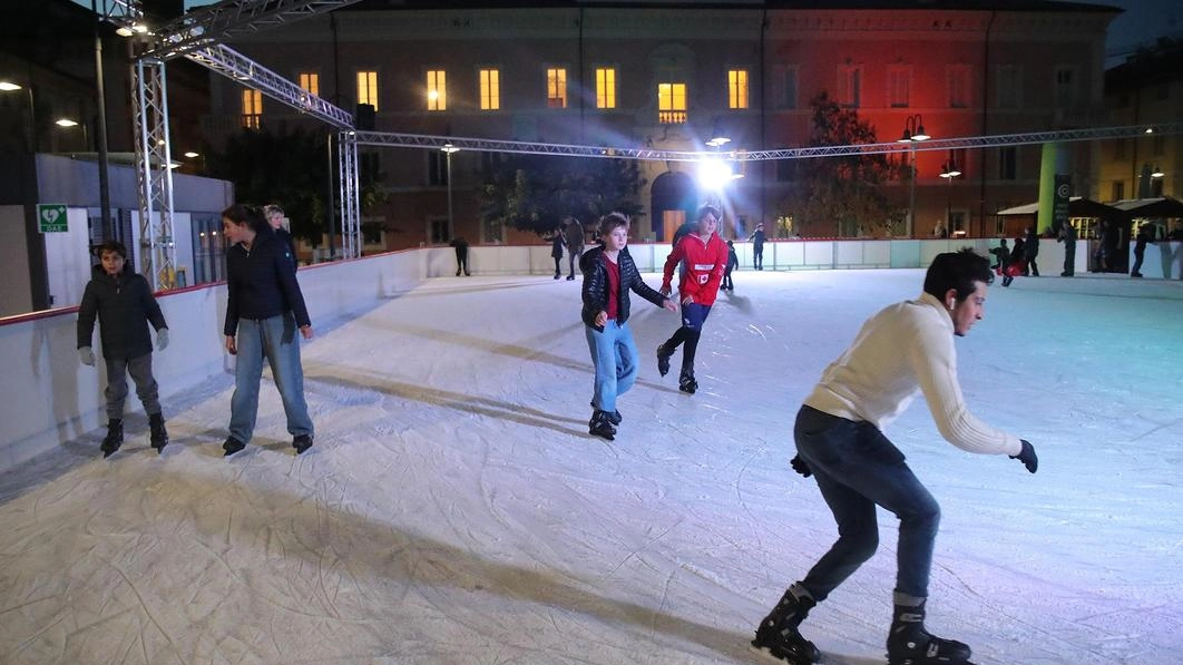 Aperta la pista di pattinaggio sul ghiaccio in piazza Kennedy