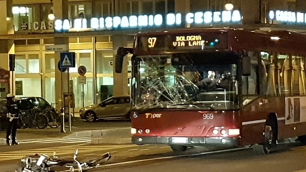Il vetro distrutto del bus su via Marconi
