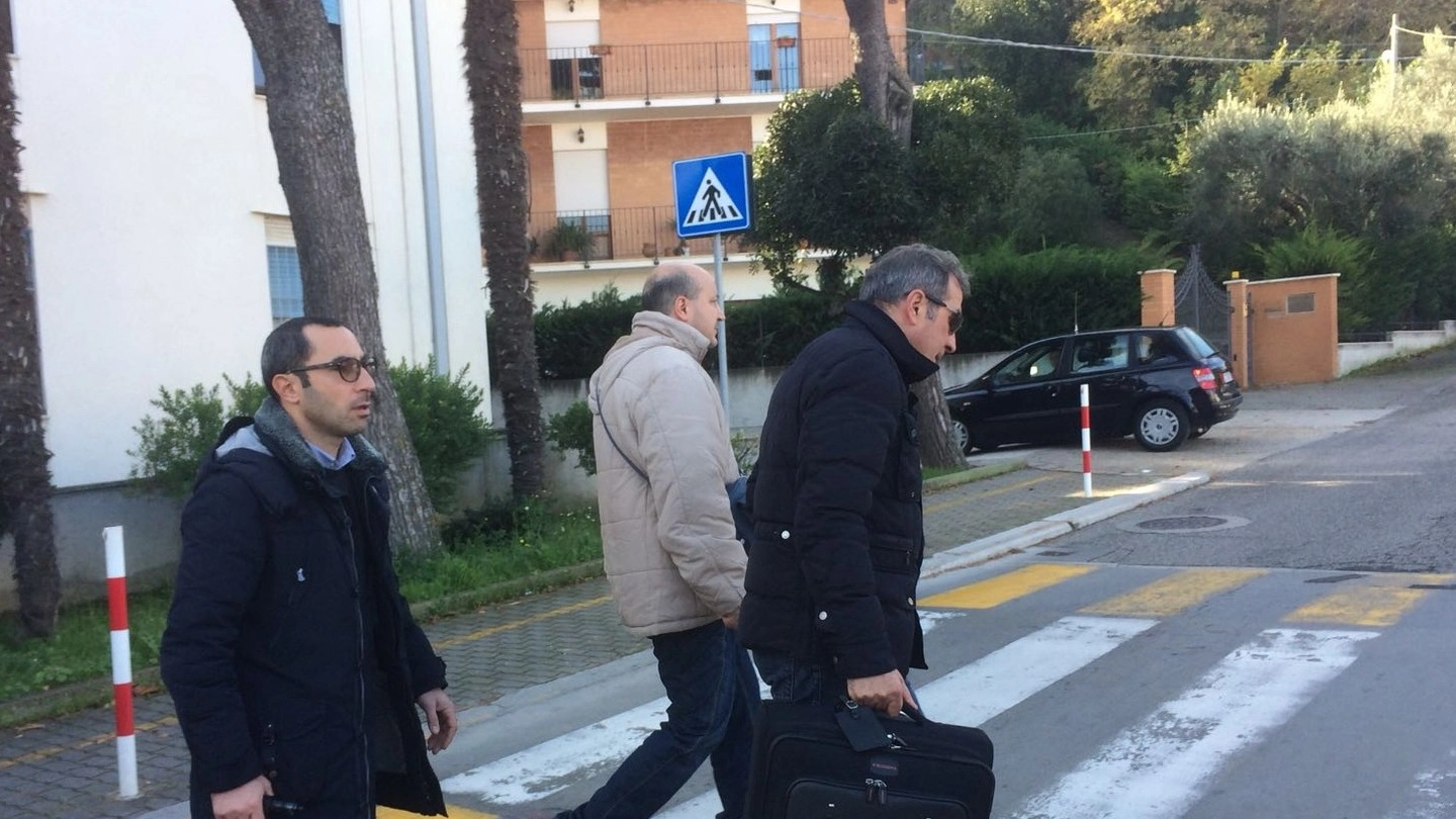 Simone Santoleri entra nella caserma dei carabinieri di Giulianova. A fianco il consulente e uno dei suoi avvocati