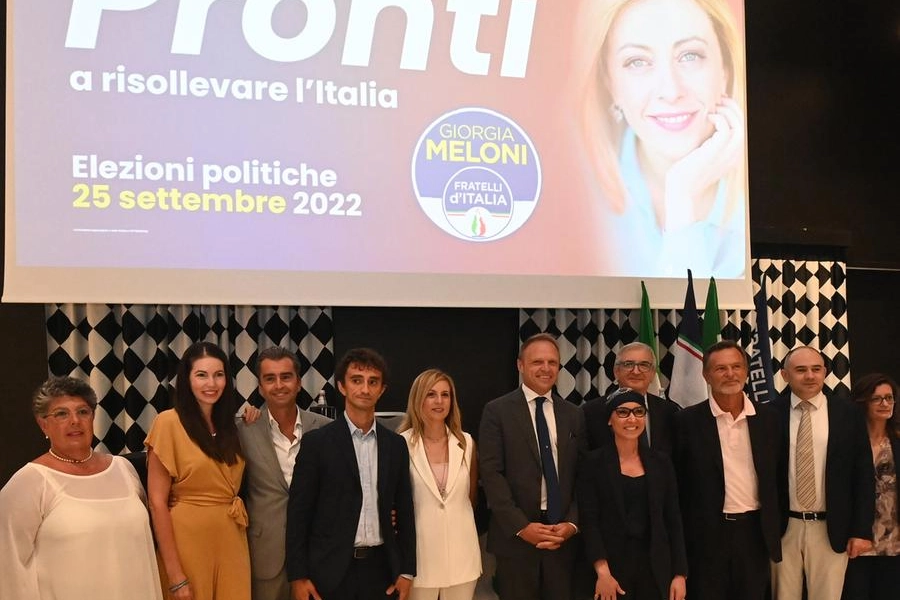 Foto di gruppo dei candidati di Fd’I alle Politiche con Francesco Lollobrigida