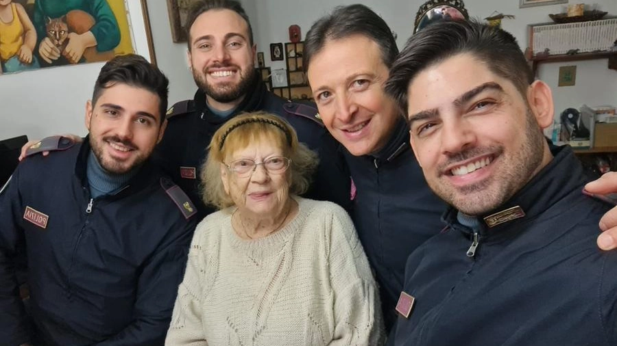 Parma, nonnina borseggiata e derubata al supermercato: i poliziotti le regalano la spesa