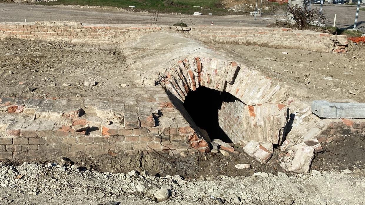 I resti della Santarcangelo-Urbino rinvenuti nel cantiere