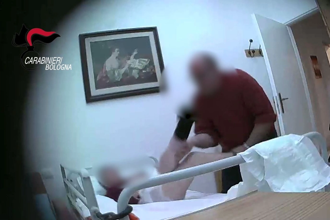 Un frame del drammatico video delle violenze sugli anziani 