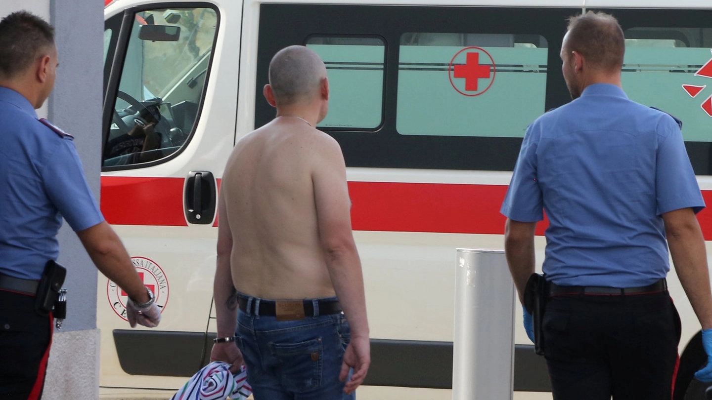 L’inquilino ucraino, visibilmente alterato, mentre viene accompagnato dai carabinieri sull’ambulanza