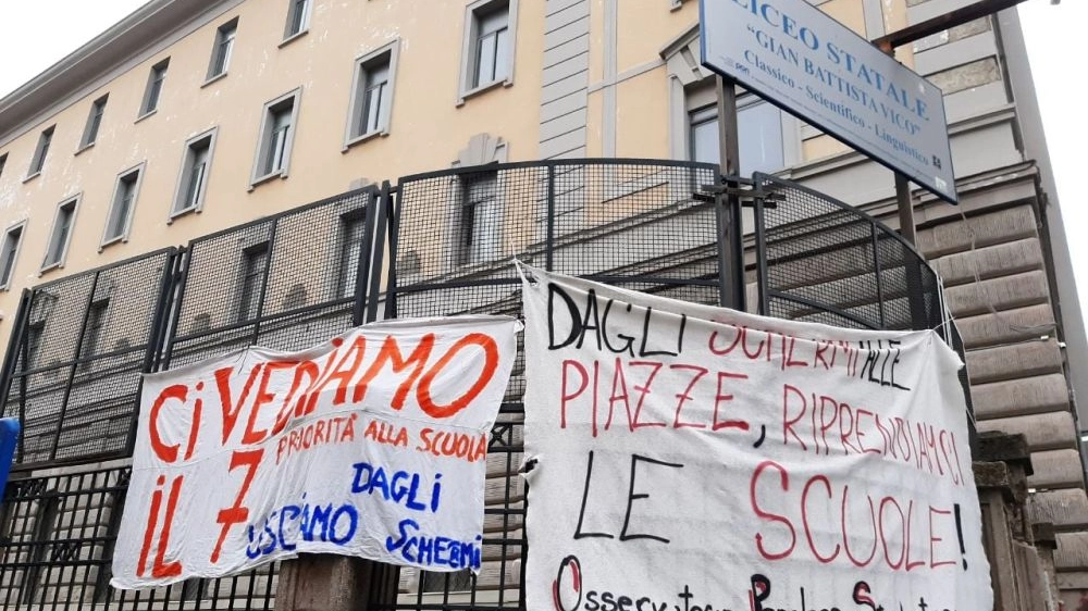 Protesta di genitori, studenti e docenti davanti alle scuole a Bologna