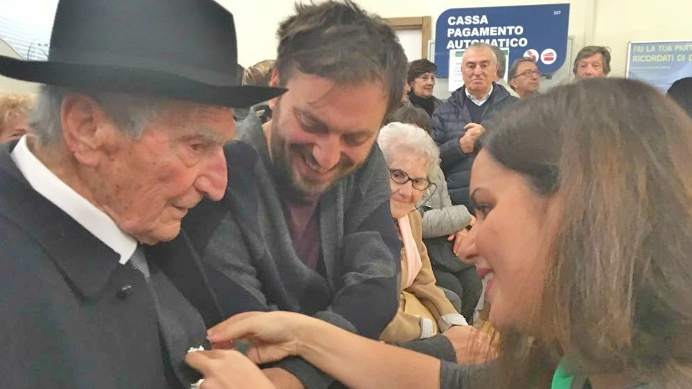 Cesare Cremonini con il papà Giovanni e il sindaco di San Lazzaro di Savena, Isabella Conti