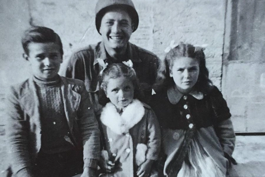 Martin Adler e i bambini in una foto del 1944