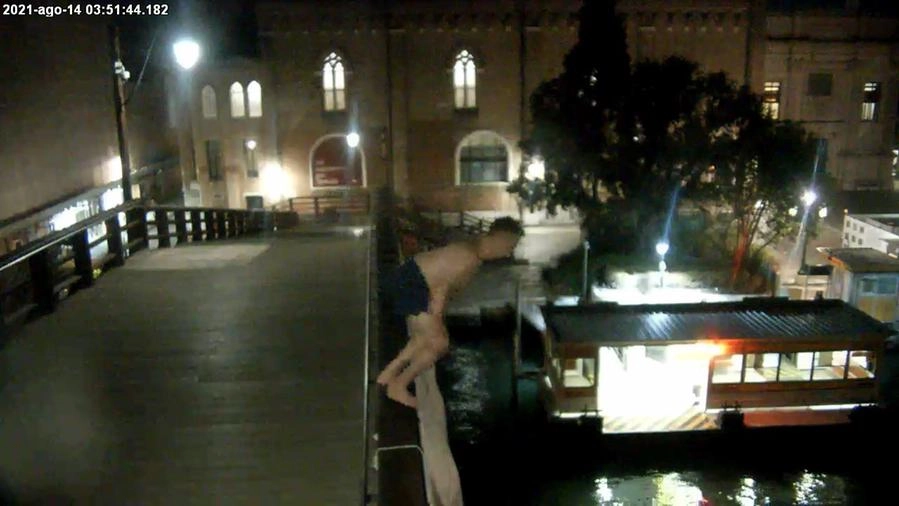 Venezia tuffo in laguna dal ponte dell'Accademia