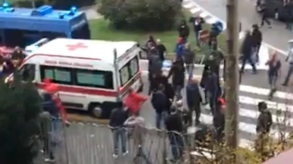 L'ambulanza arriva per i soccorsi a Luca Fanesi