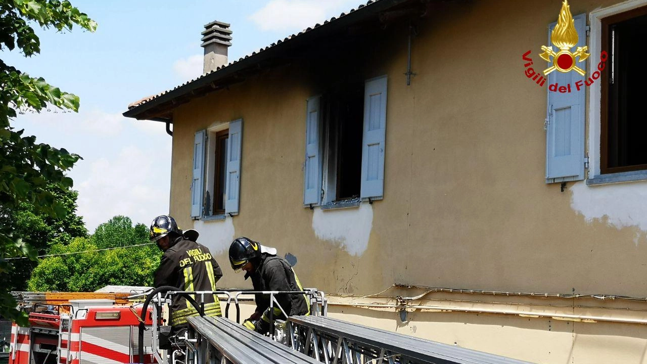 Pompieri al lavoro nell'appartamento andato a fuoco in via Savena vecchia a Baricella