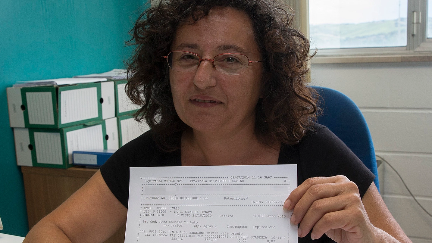 Montelabbate (Pesaro e Urbino), l’imprenditrice Carla Di Cecco con la cartella esattoriale da 7 centesimi (Fotoprint)