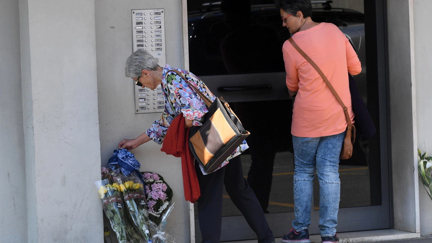 Bambini morti a Bologna, fiori sul luogo della tragedia (FotoSchicchi)