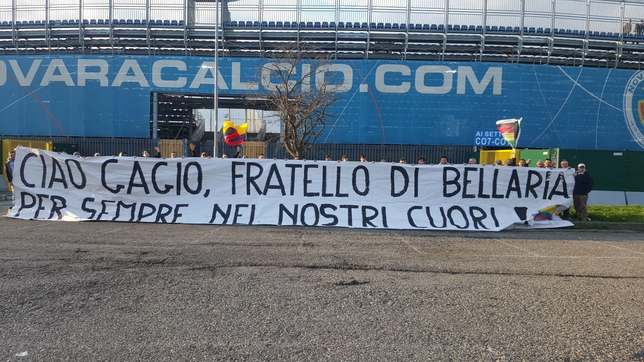 Lo striscione che gli ultrà del Cesena volevano esporre allo stadio Piola a Novara in ricordo di Daniele Magnani