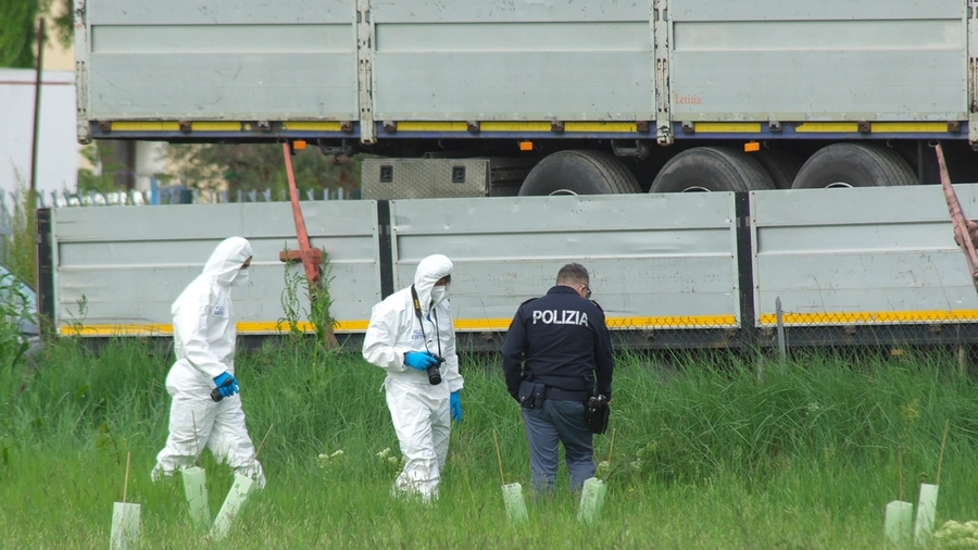 Camionista trovato morto nella zona artigianale Bassette: le indagini (Foto Zani) 