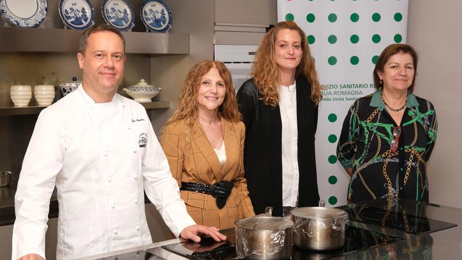 Lo chef Luca Marchini con Roberta Covezzi, Silvia Bellei e Silvana Borsari