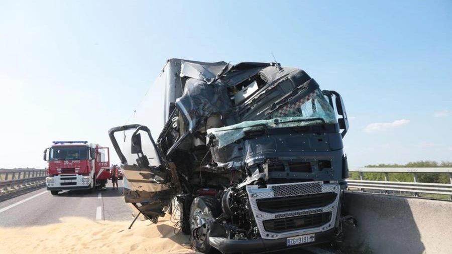 Camion distrutti dall'impatto violento