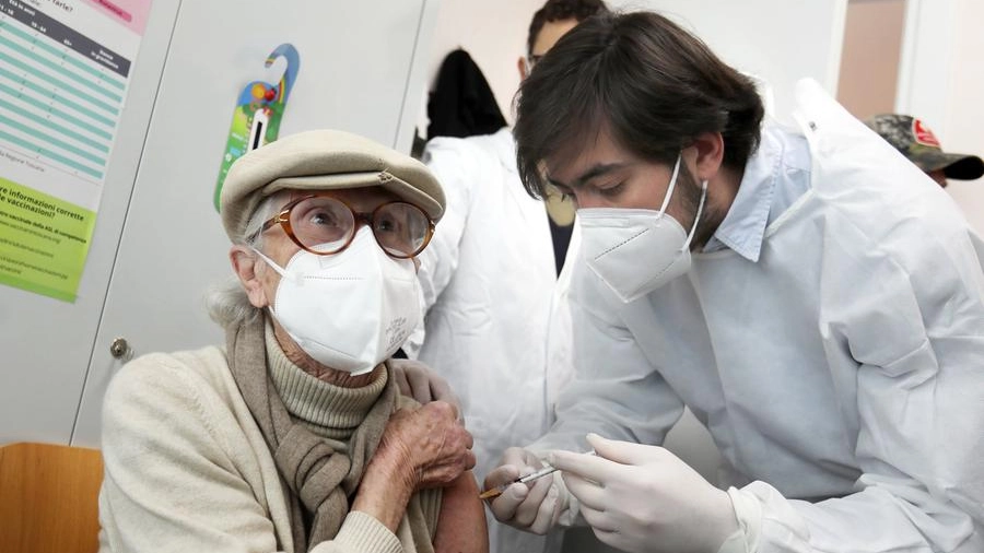 La signora Loredana durante la vaccinazione (New Press Photo)