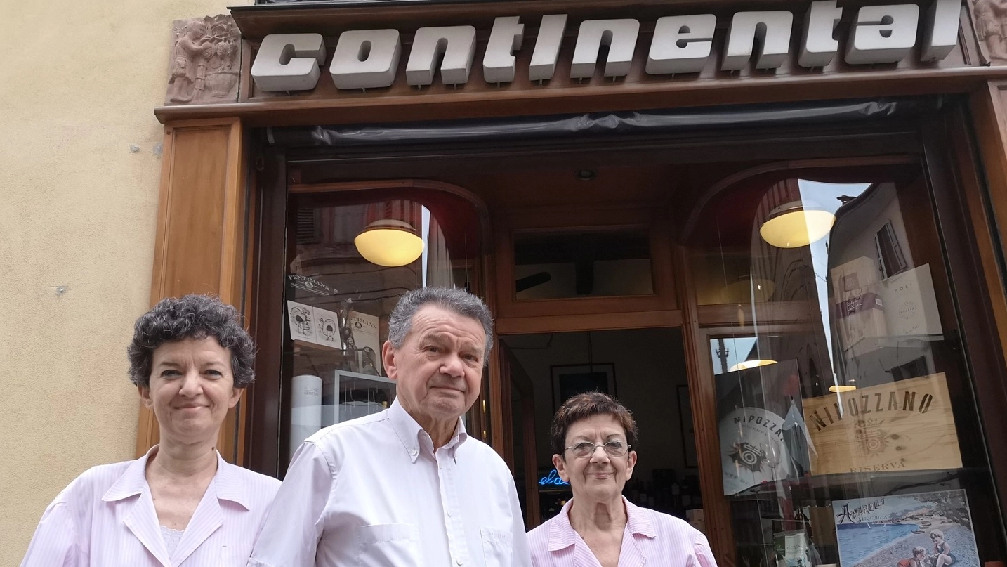 Da sinistra Paola, Luigi e Graziella Cocchi, titolari dello storico Continental di via Saraceno