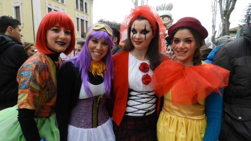 Carnevale di Fano, un gruppo di ragazze in maschera