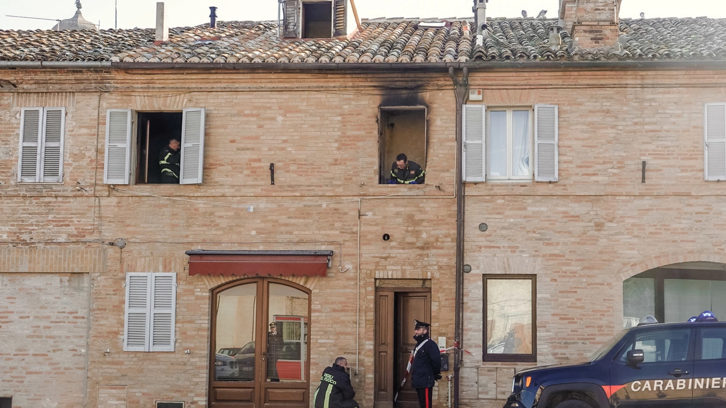 Servigliano, carabinieri e pompieri sul luogo dell'incendio (foto Zeppilli)