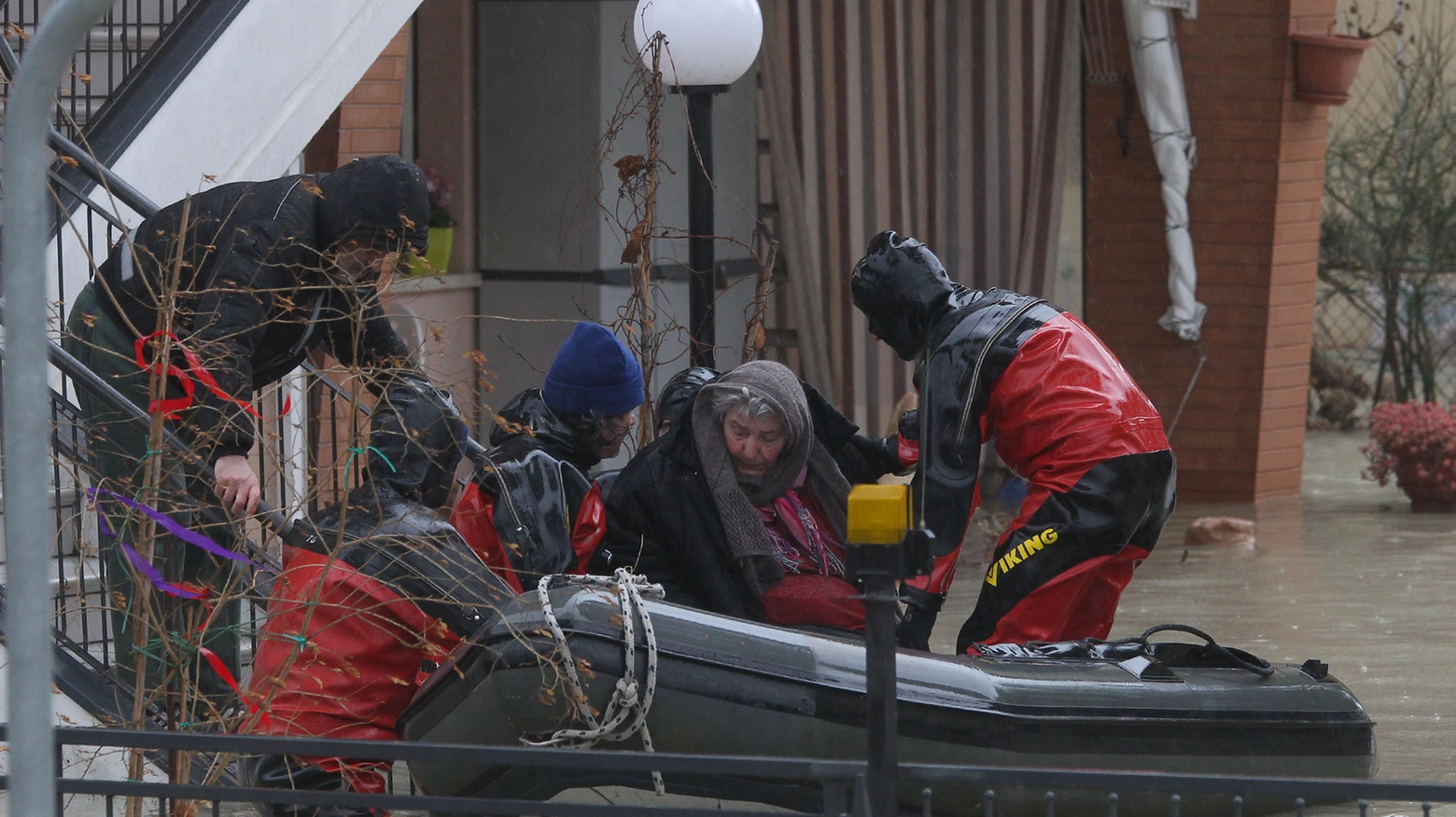 Allagamenti nel ravennate, cittadini evacuati in canotto (Foto Zani)