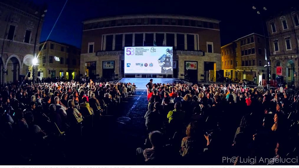 la piazza del popolo di Pesaro gremita per i film all'aperto della sera