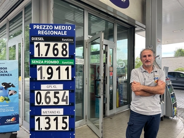 Prezzo medio regionale benzina esposto, malumori a Bologna: “Rischio grande confusione”