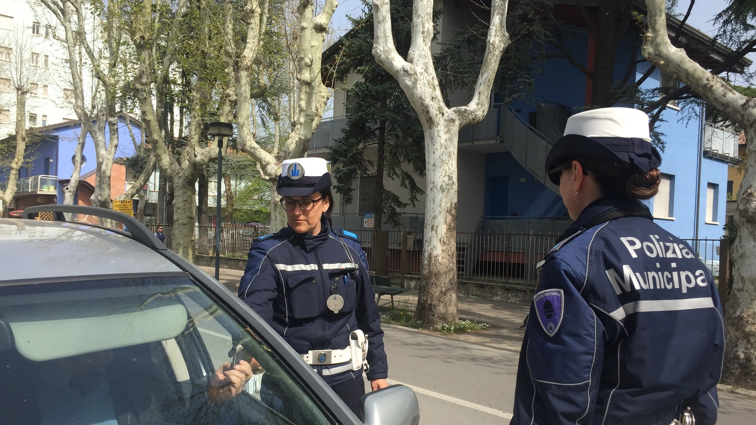 La polizia municipale di Cesenatico sanziona i furbetti alla guida col telefonino 