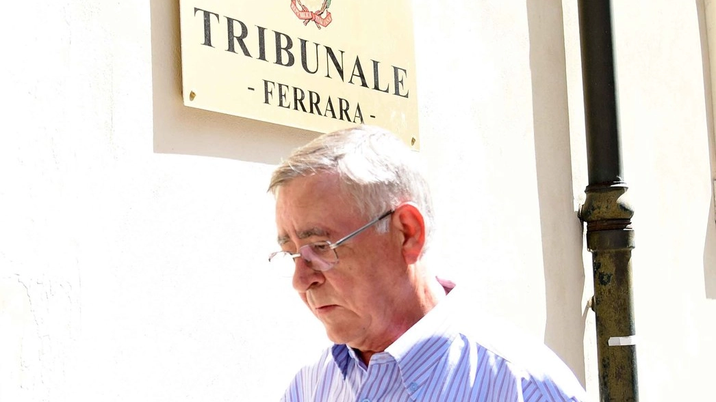 Don Tiziano Bruscagin, ex parroco di Goro, davanti al tribunale (foto d’archivio Bp)