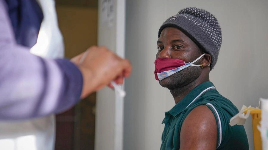 Attesa per il vaccino in un centro sanitario sudafricano