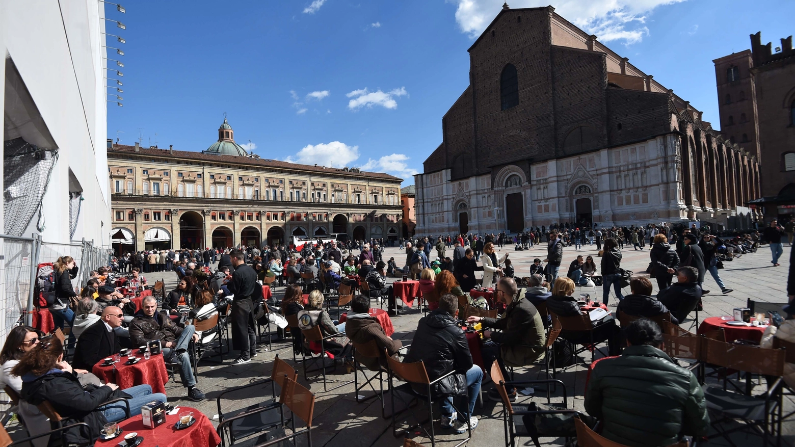 Turisti in piazza Maggiore: secondo le recensioni lasciate su Tripadvisor Bologna è più amata di Venezia e Milano