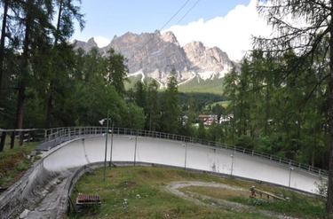 Olimpiadi 2026, la pista da bob si fa a Cortina: firmato l’accordo per costruire l’opera. Il sindaco: “A metà mese il cantiere”