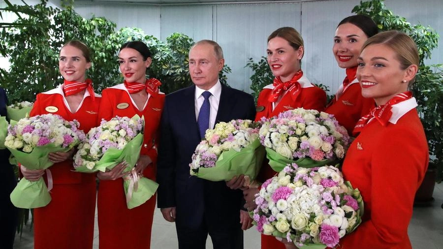 Vladimir Putin con le hostess Aeroflot