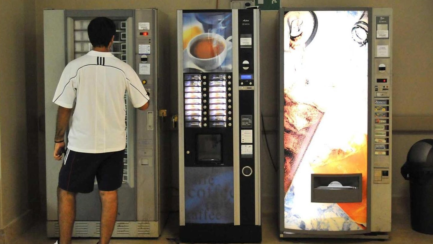 L’obiettivo dei ladri erano i distributori automatici di caffè e merendine (Foto Ansa)