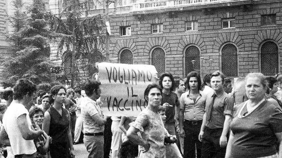 Gente in strada nel 1973 per chiedere i vaccini
