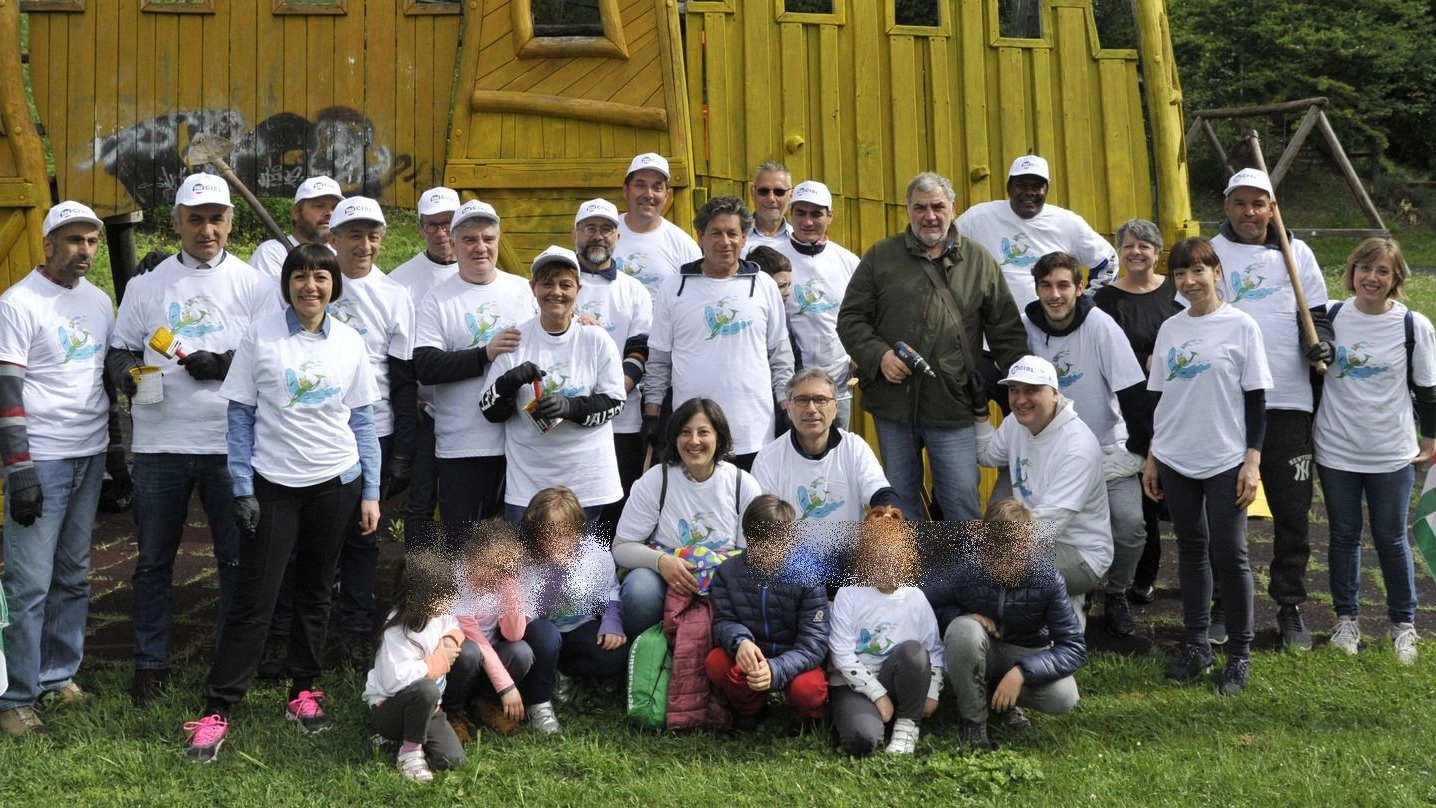 I volontari che hanno pulito il parco (foto Calavita)