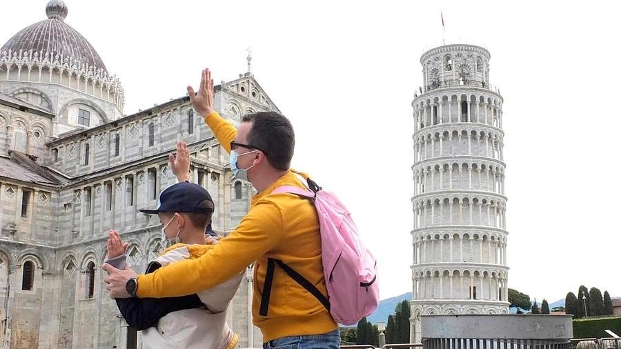 Turisti a Pisa (Ansa)
