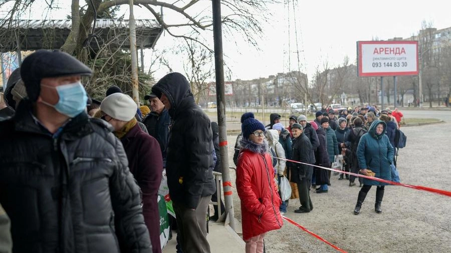 Gente in fila di fronte al supermercato di Mykolaiv, in Ucraina (Ansa)