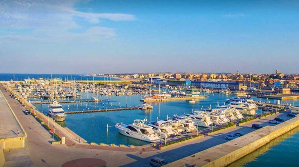 Una visione panoramica del porto Marina dei Cesari