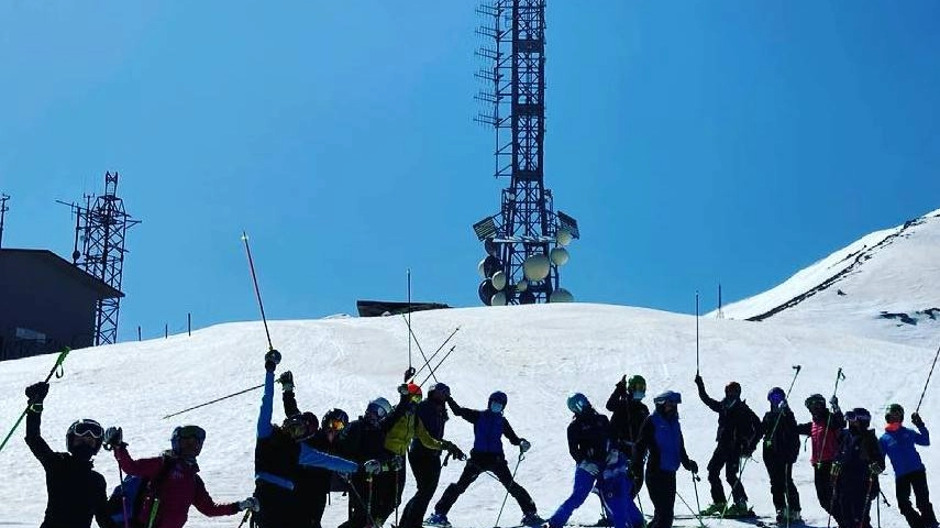 Una foto dei maestri di sci sulle piste del Cimone, dopo un anno davvero duro per tutto il