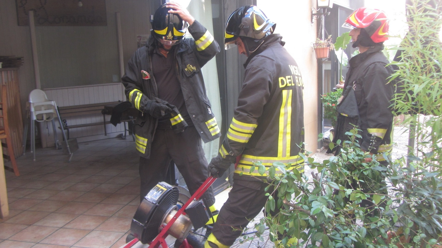 Tolentino, fiamme in una pizzeria (Foto Lucia Gentili)