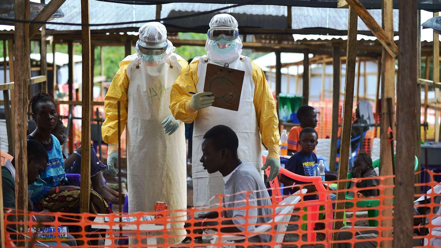 Medici con protezioni dal virus ebola (AFP)