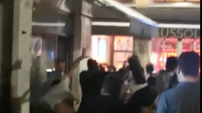 Frame del video della violenta rissa tra giovani a Rialto, Venezia 